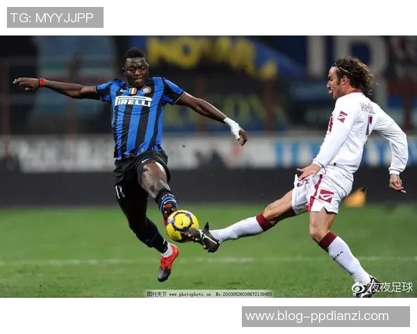 足球踢飞了的瞬间让人捧腹大笑的趣事与意外反应